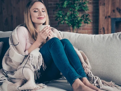 mujer-sentada-en-sofa