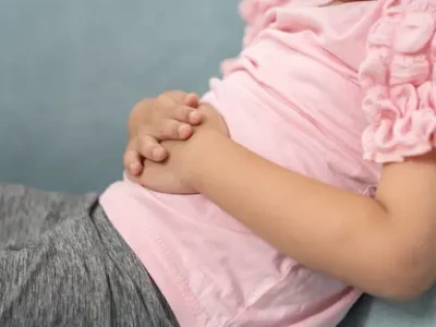 Keluarga dari berbagai kelompok usia yang menunjukkan langkah-langkah mengatasi sembelit secara sehat.