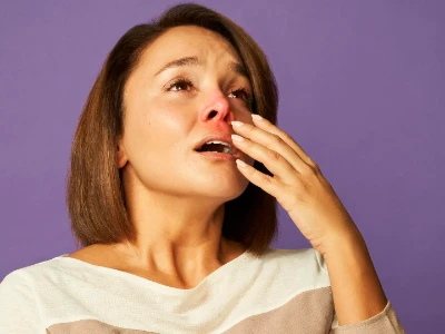 Un hombre con sombrero, sonriendo.
