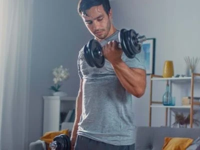 Seorang wanita sedang menikmati minuman di dalam ruangan