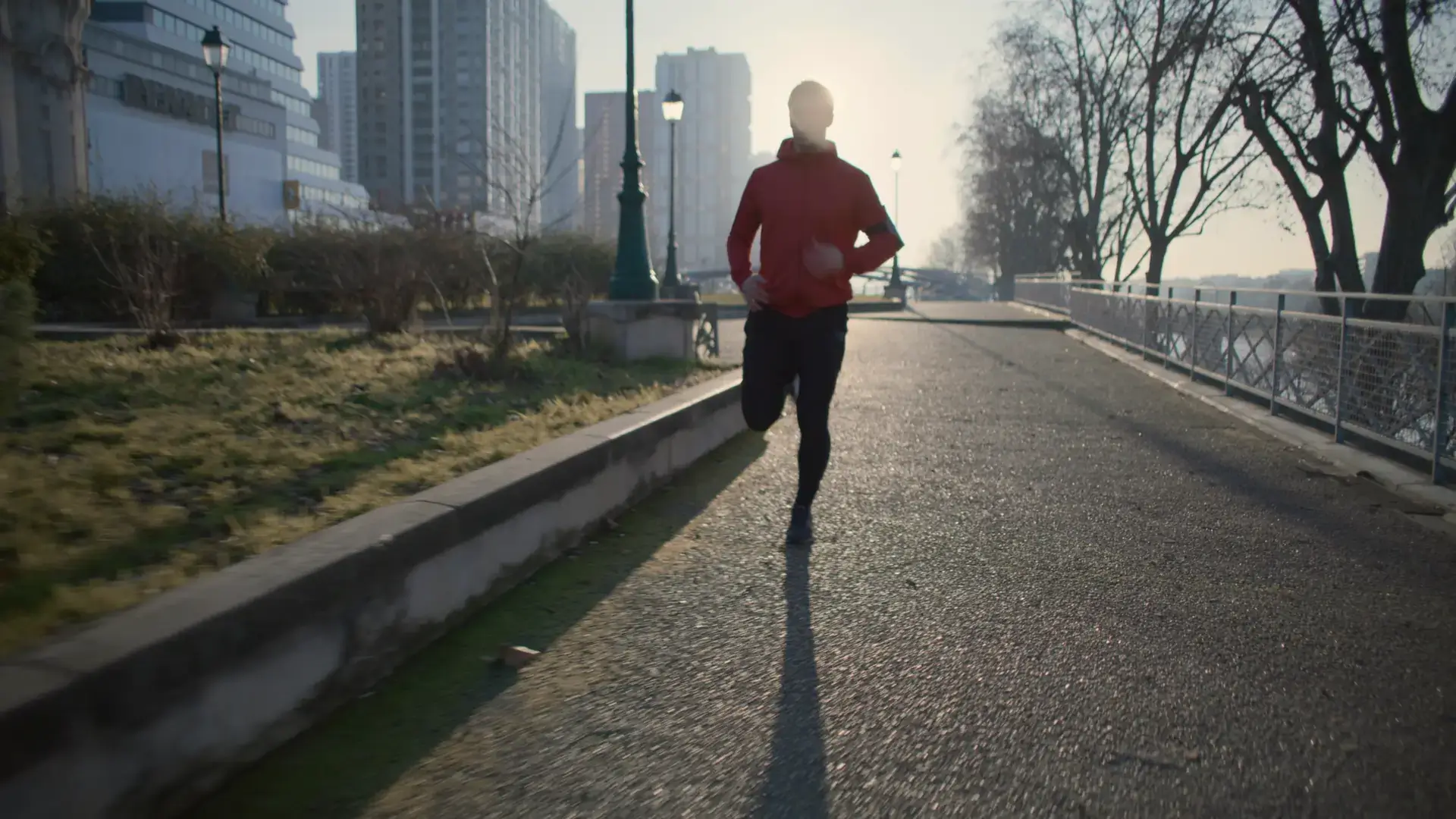 Kobieta uprawiająca yogę, jak trenować przy alergii sezonowej