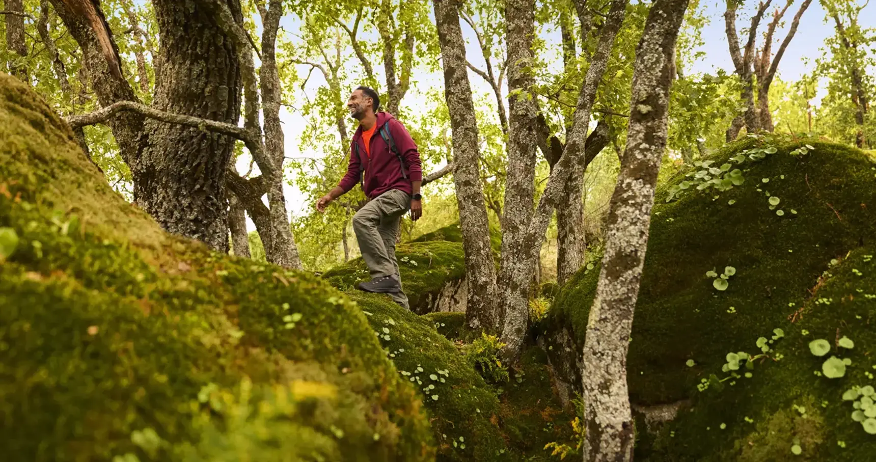 hombre-sonriendo-flores