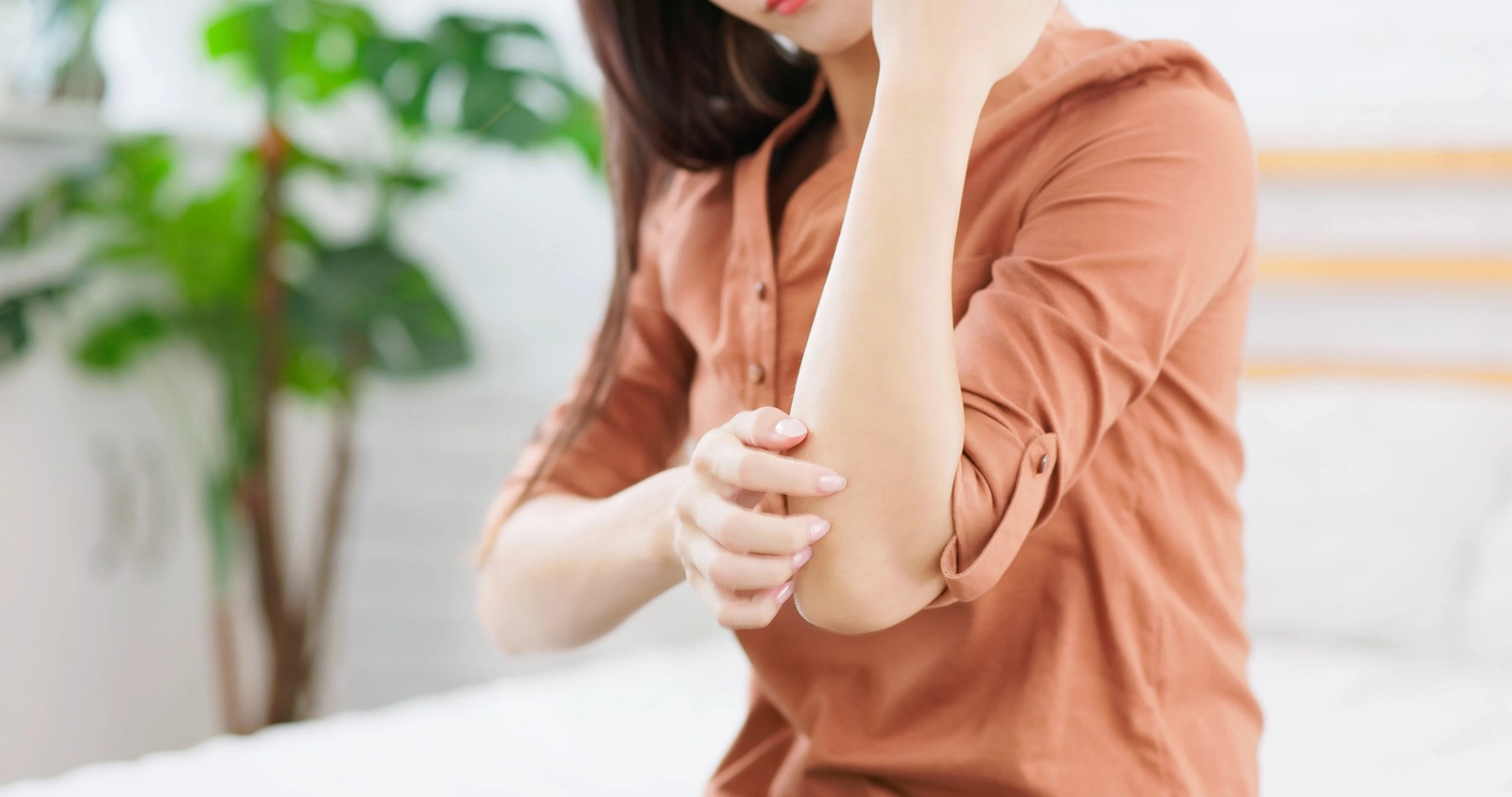 Mujer-rascando-su-brazo