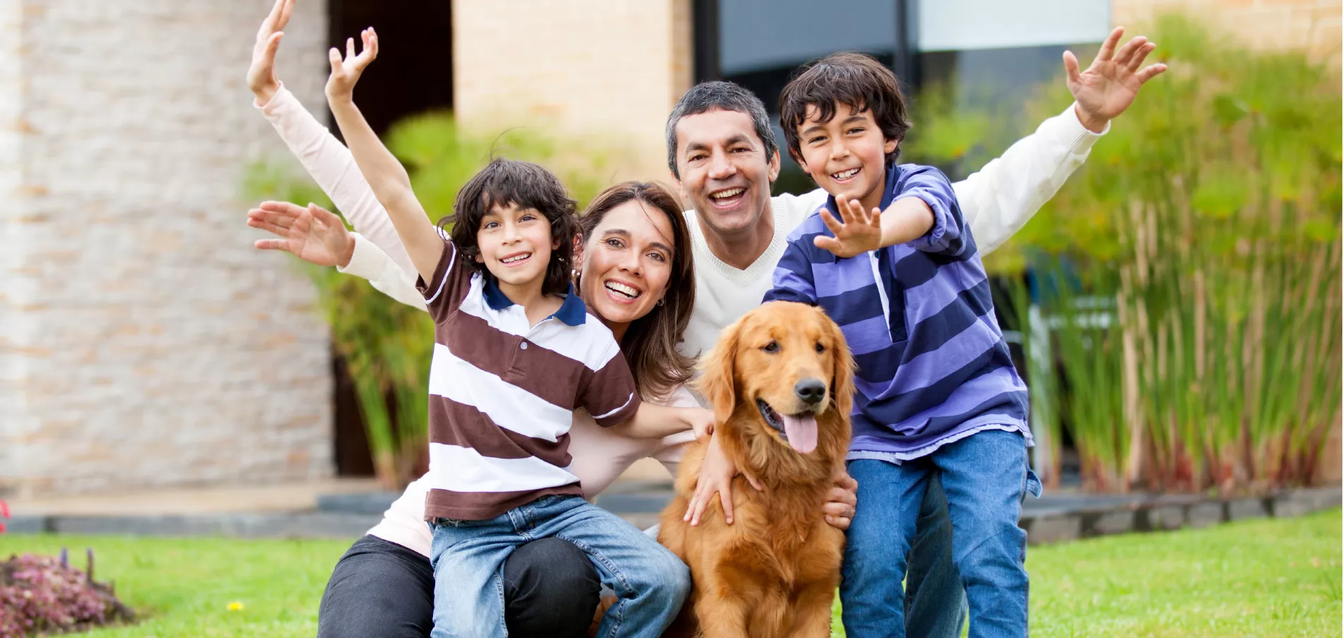 familia-feliz-con-perro