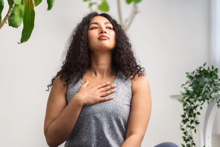 mujer-respirando-con-tranquilidad