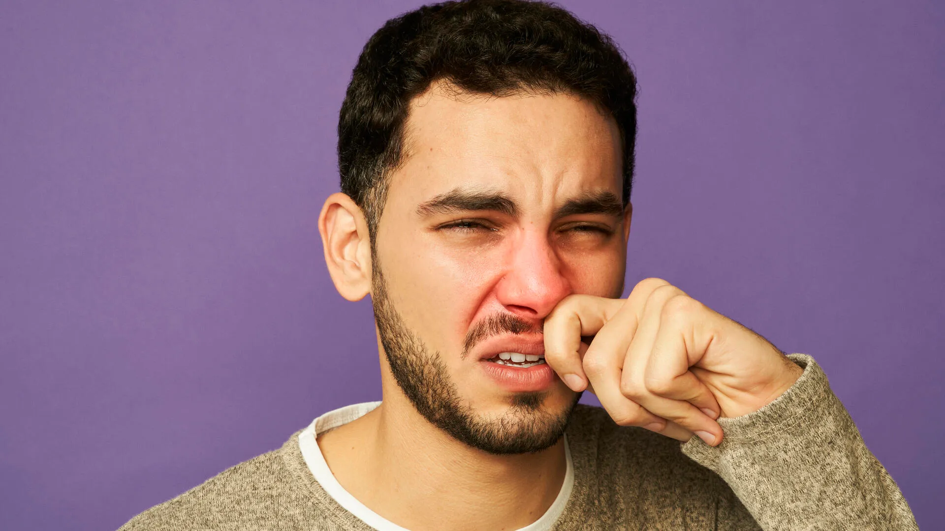 mujer al aire libre de pie junto a un árbol