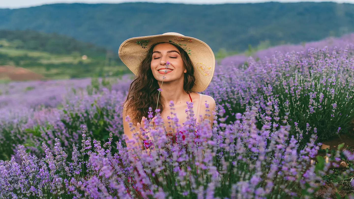 mujer-oliendo-flores